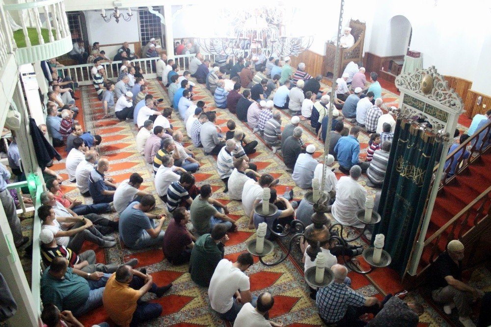 Tekirdağ’da Kadir Gecesi’nde camiler doldu taştı