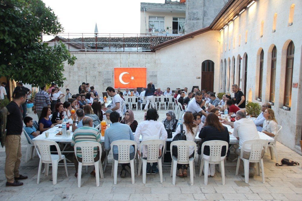 Üç Semavi Din temsilcisi İftar sofrasında buluştu