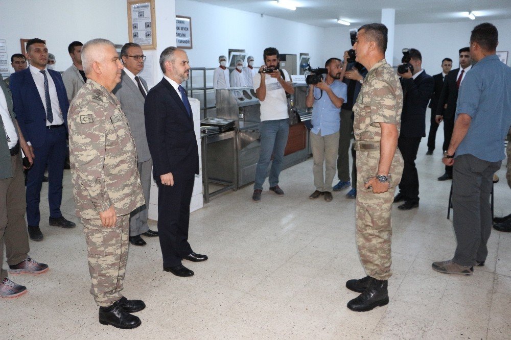 Bakan Kılıç, askerlerle sahur yaptı