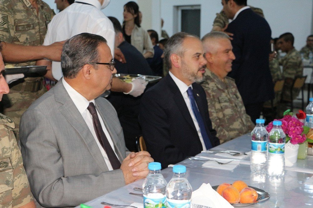 Bakan Kılıç, askerlerle sahur yaptı