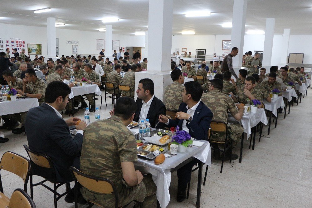 Bakan Kılıç, askerlerle sahur yaptı