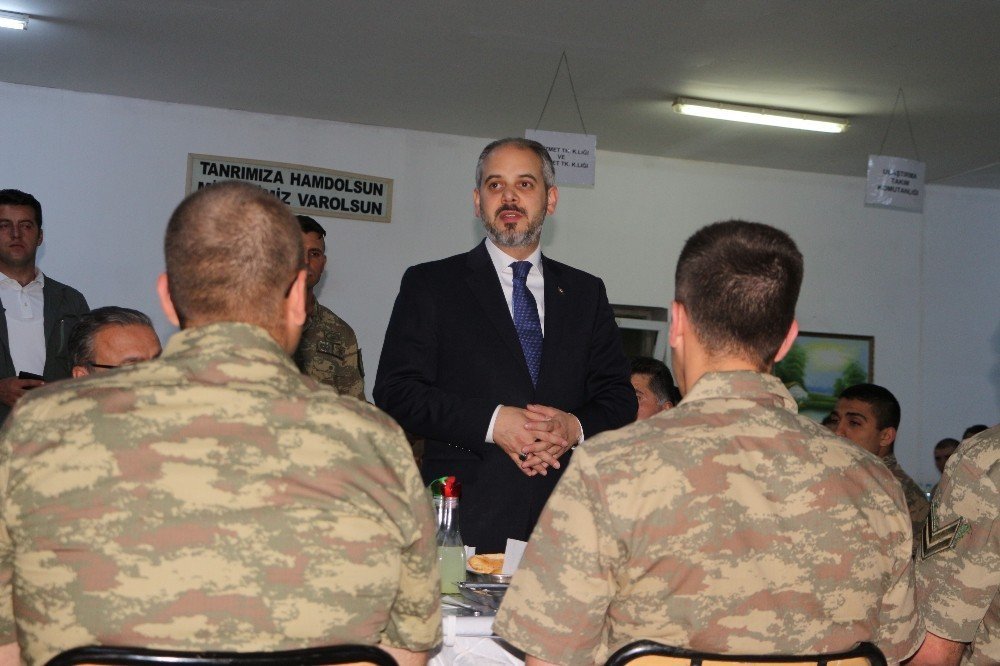 Bakan Kılıç, askerlerle sahur yaptı