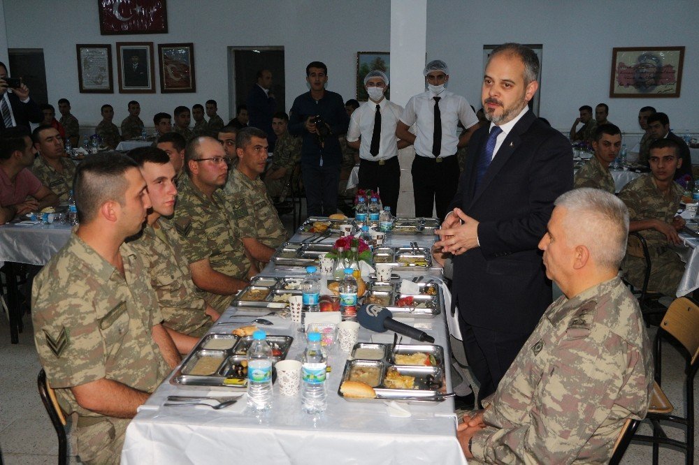 Bakan Kılıç, askerlerle sahur yaptı