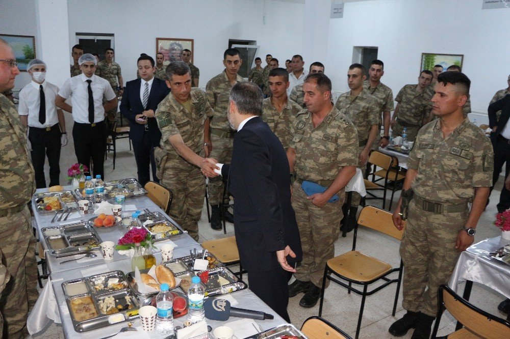 Bakan Kılıç, askerlerle sahur yaptı