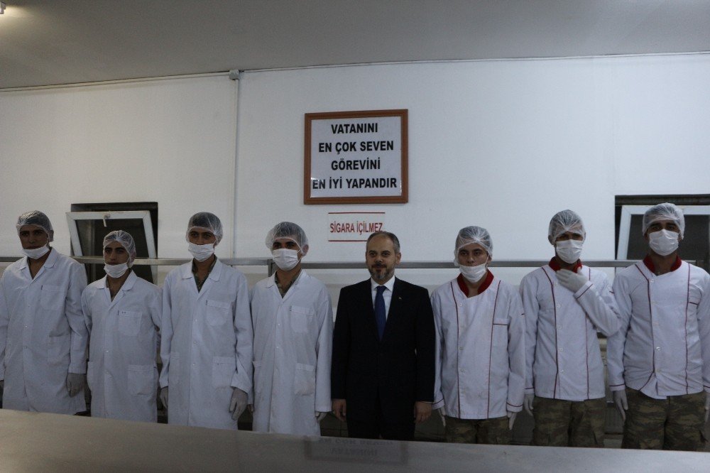 Bakan Kılıç, askerlerle sahur yaptı