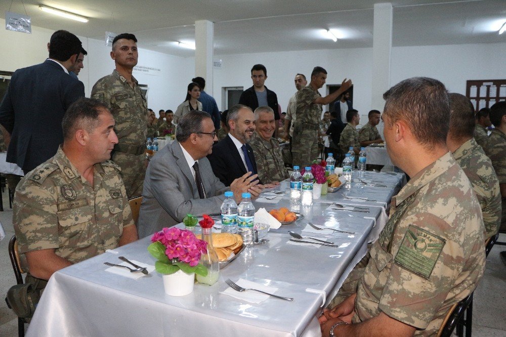 Bakan Kılıç, askerlerle sahur yaptı