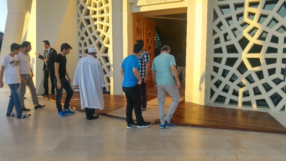 Abdullah Gül, bayram namazını Marmara İlahiyat Camii’nde kıldı
