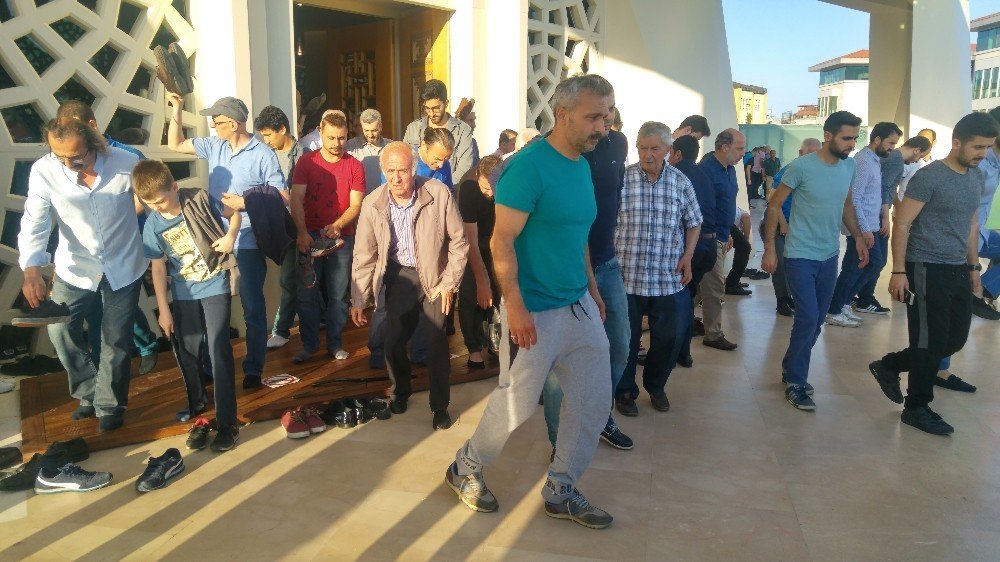 Abdullah Gül, bayram namazını Marmara İlahiyat Camii’nde kıldı