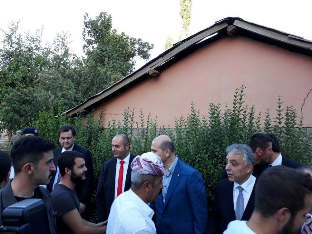 Bakan Soylu bayram namazını sınırın sıfır noktasında kıldı