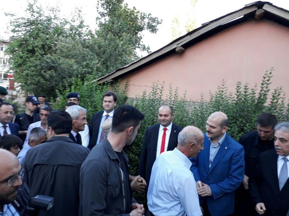 Bakan Soylu bayram namazını sınırın sıfır noktasında kıldı