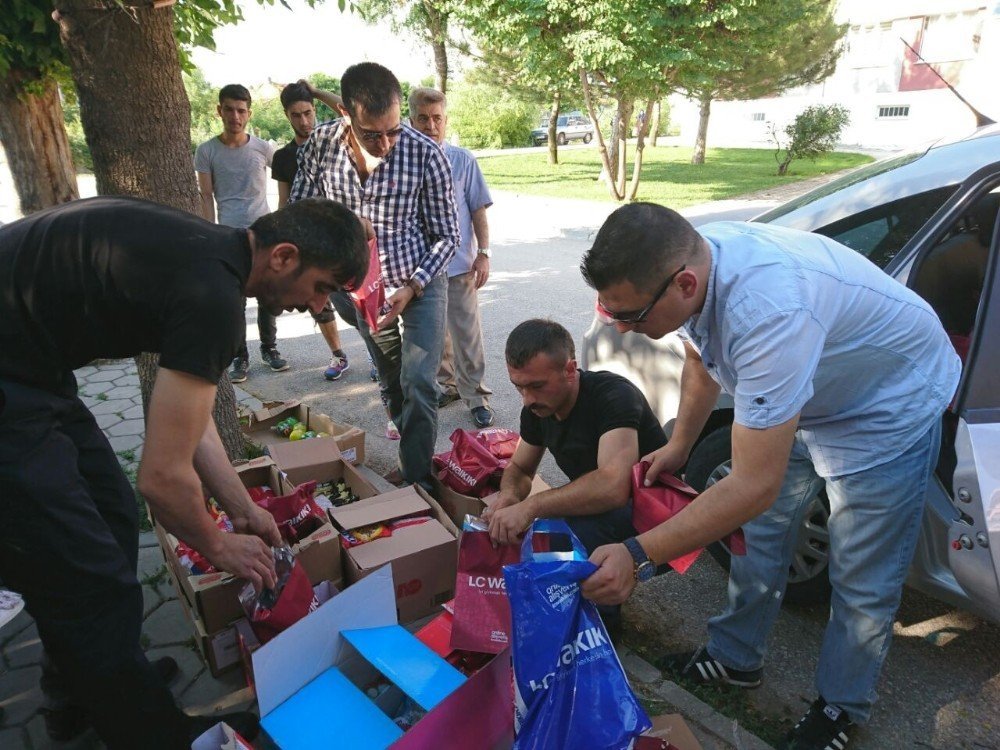 Türkmen çocukların bayramlıklarını ülkücü ağabeyleri aldı