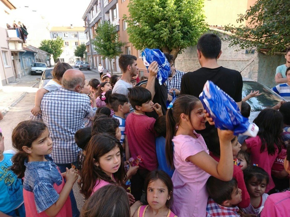 Türkmen çocukların bayramlıklarını ülkücü ağabeyleri aldı