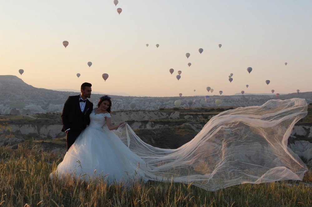Kapadokya’da yeni trend: Balonda gelin damat fotoğrafı