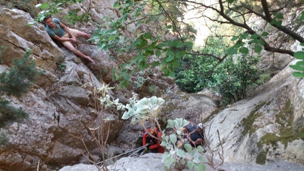 Kayalıklarda mahsur kalan 2 genci akut kurtardı