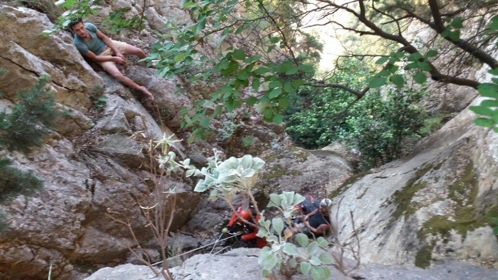 Kayalıklarda mahsur kalan 2 genci akut kurtardı