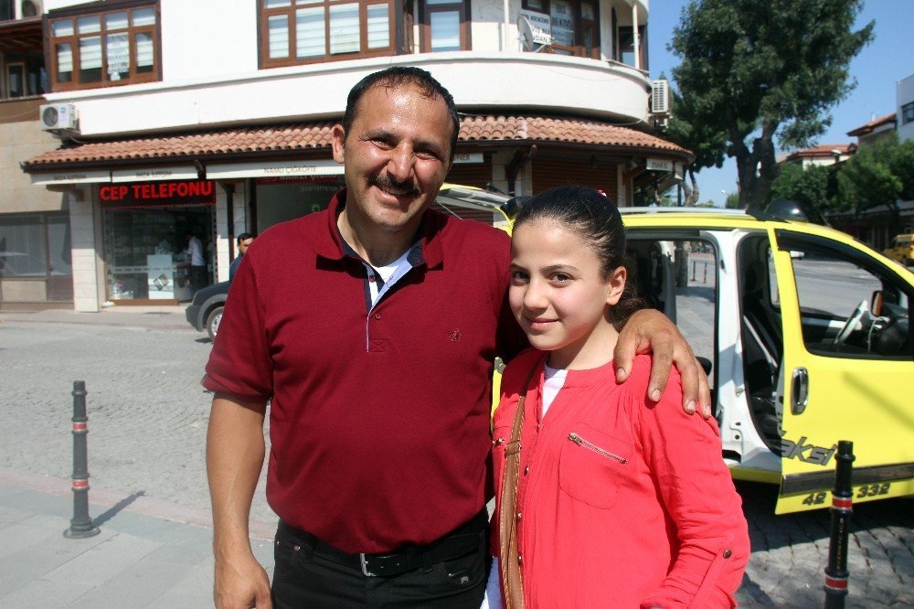Suriyeli aile küçük kızını otobüste unuttu
