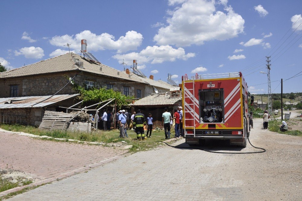 Konya’da samanlık yangını diğer evlere sıçramadan söndürüldü