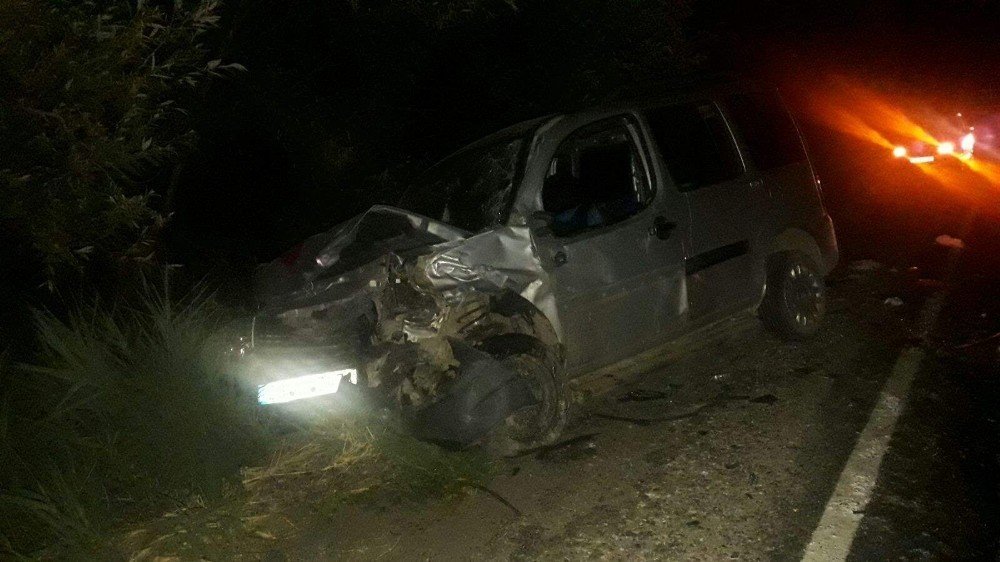 Otomobil ile hafif ticari araç çarpıştı: 1 ölü, 13 yaralı
