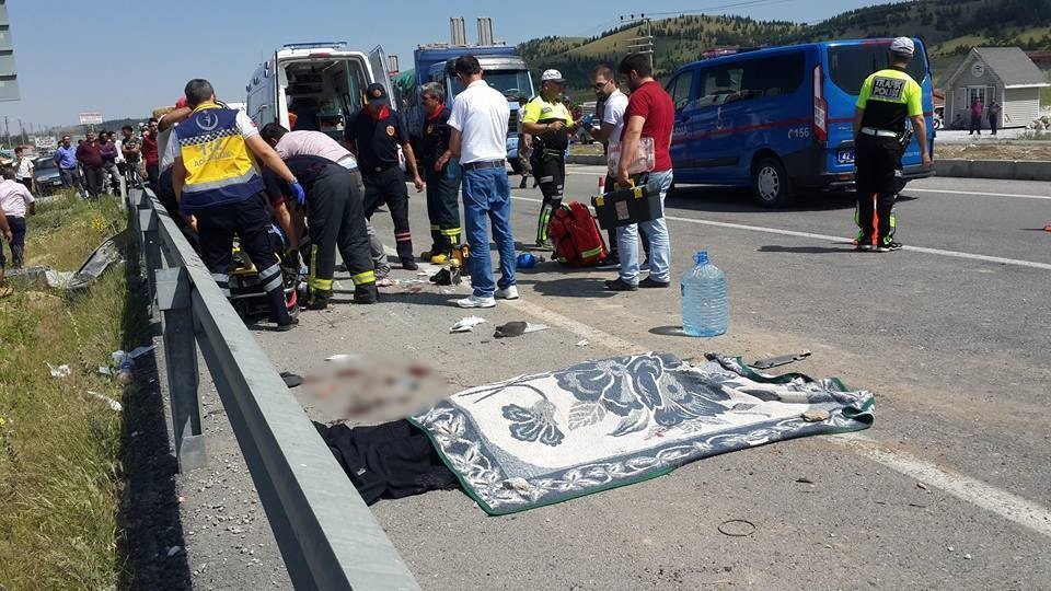 Konya'da otomobil bariyerlere çarptı: 1 ölü, 2 yaralı