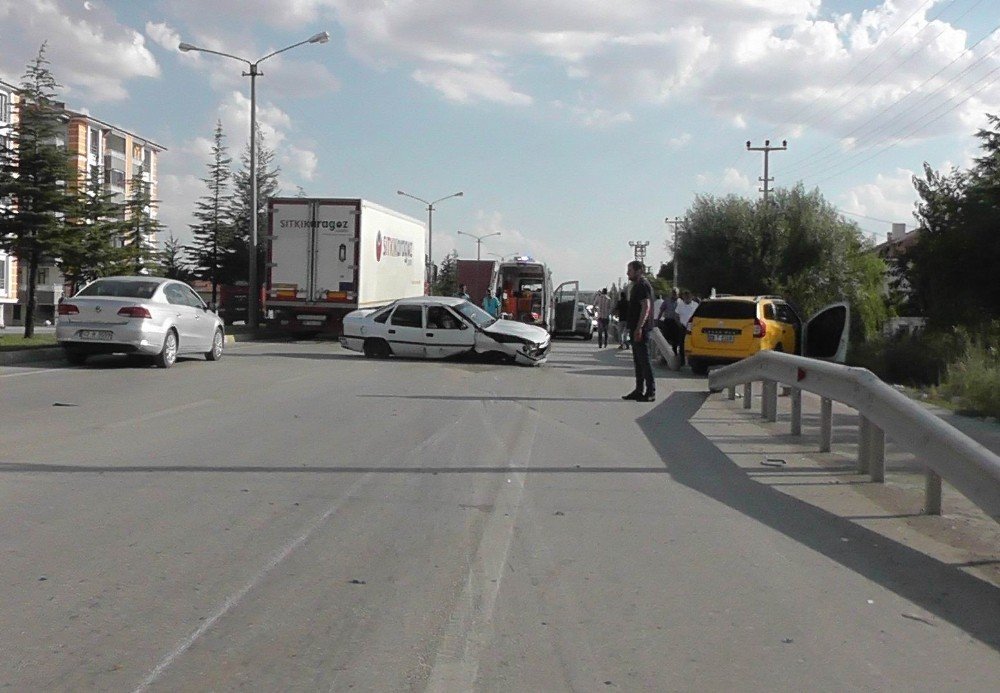 Konya'da kontrolden çıkan otomobil bariyerlere çarptı: 2 yaralı