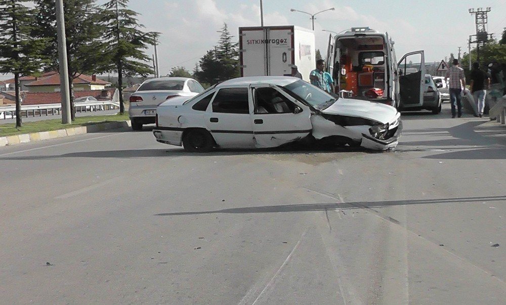 Konya'da kontrolden çıkan otomobil bariyerlere çarptı: 2 yaralı