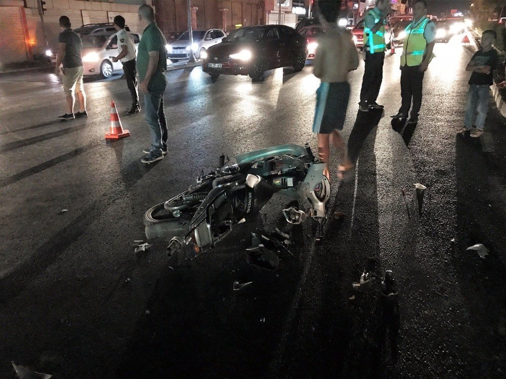 Motosiklet kamyona çarptı: 1 ölü