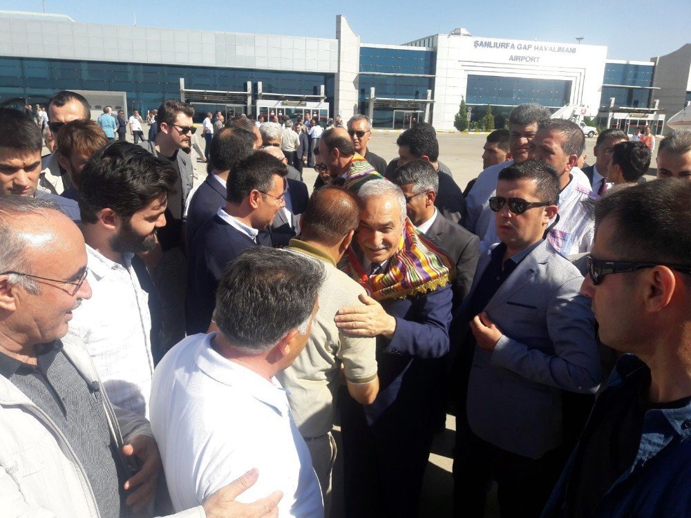 Bakan Fakıbaba, memleketinde zılgıt ve meşalelerle karşılandı