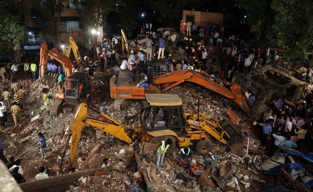 Hindistan’da apartman çöktü: 17 ölü