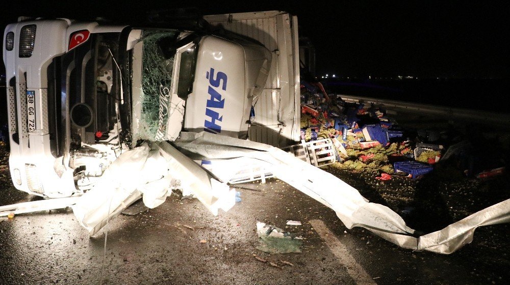 Konya-Aksaray yolunda kamyon devrildi: 1 ölü