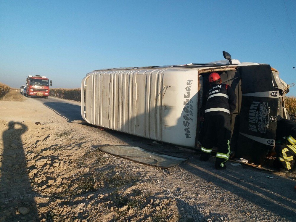 Karaman’da işçi minibüsü devrildi: 14 yaralı