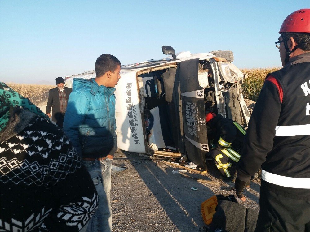 Karaman’da işçi minibüsü devrildi: 14 yaralı