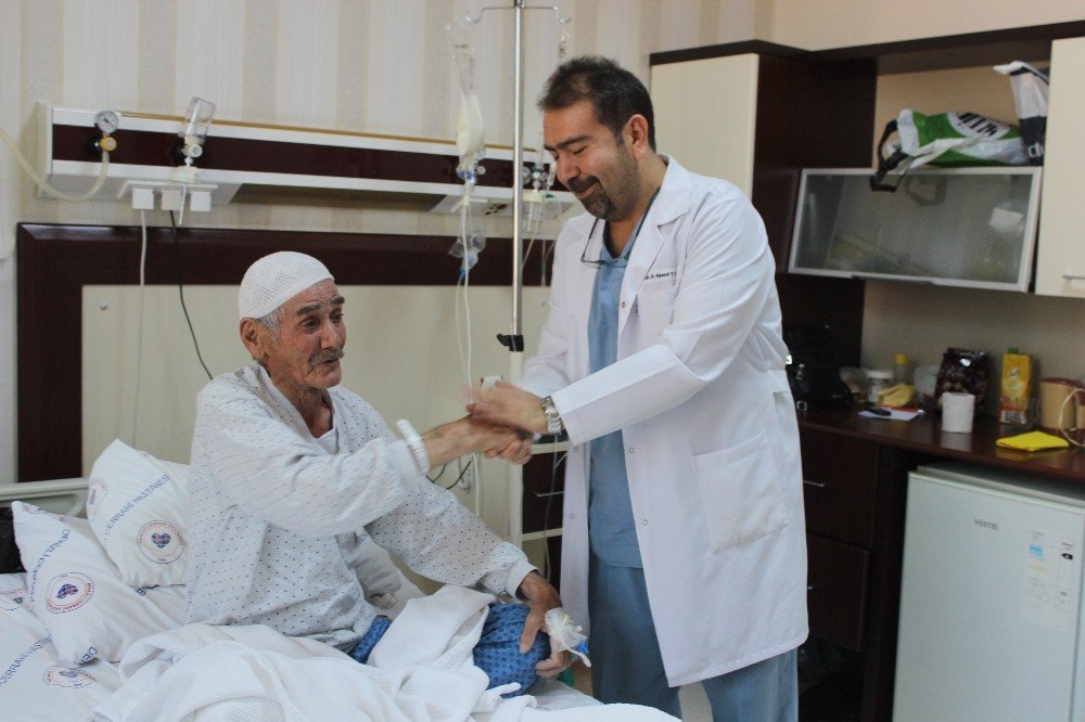 80 yaşındaki adamın cesareti doktoru ameliyata ikna etti