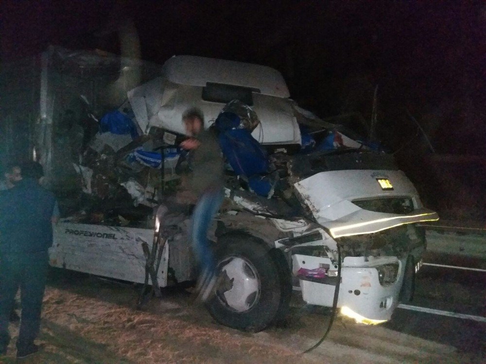 Salça yüklü kamyon yan yattı, sürücü ağır yaralı