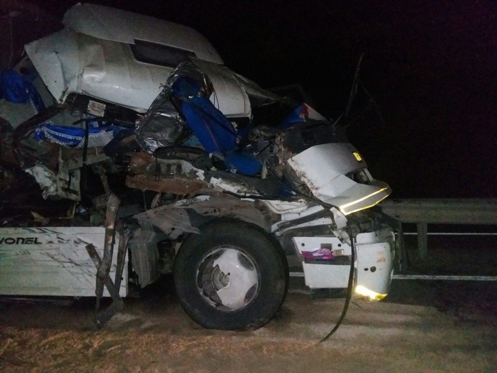 Salça yüklü kamyon yan yattı, sürücü ağır yaralı