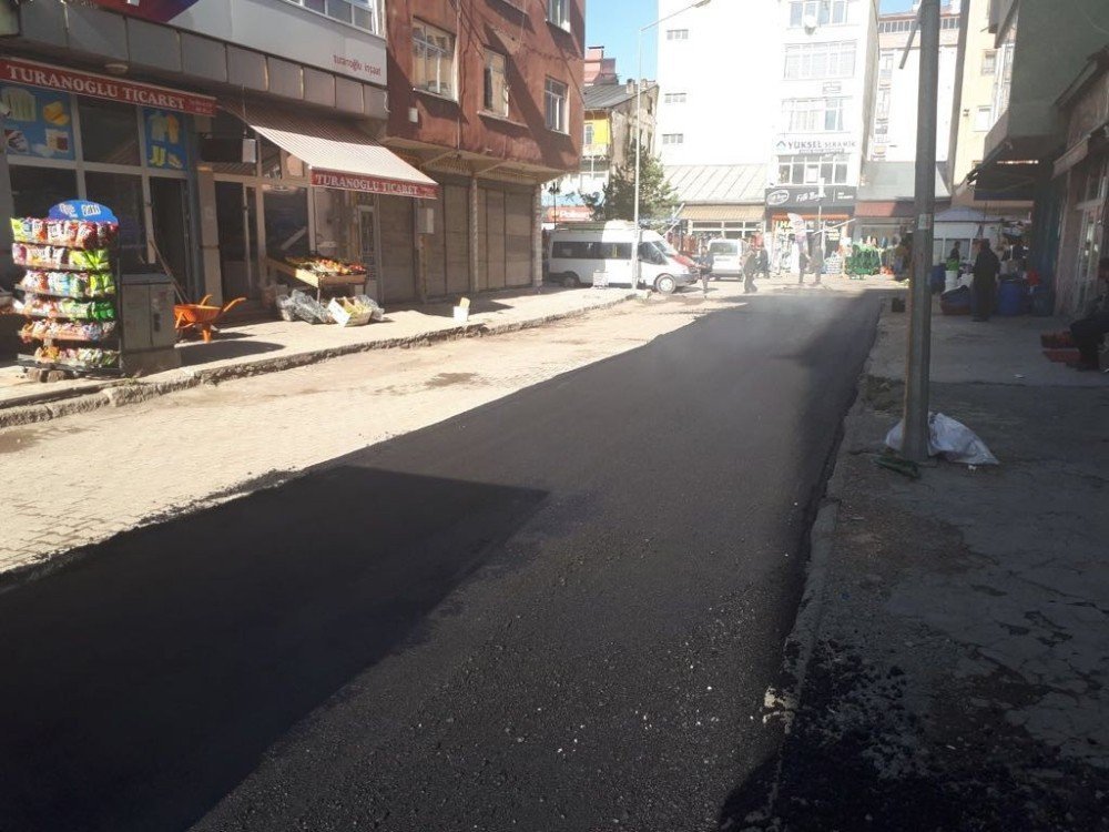 Kars Belediyesi’nin yol ve kaldırım çalışmaları devam ediyor