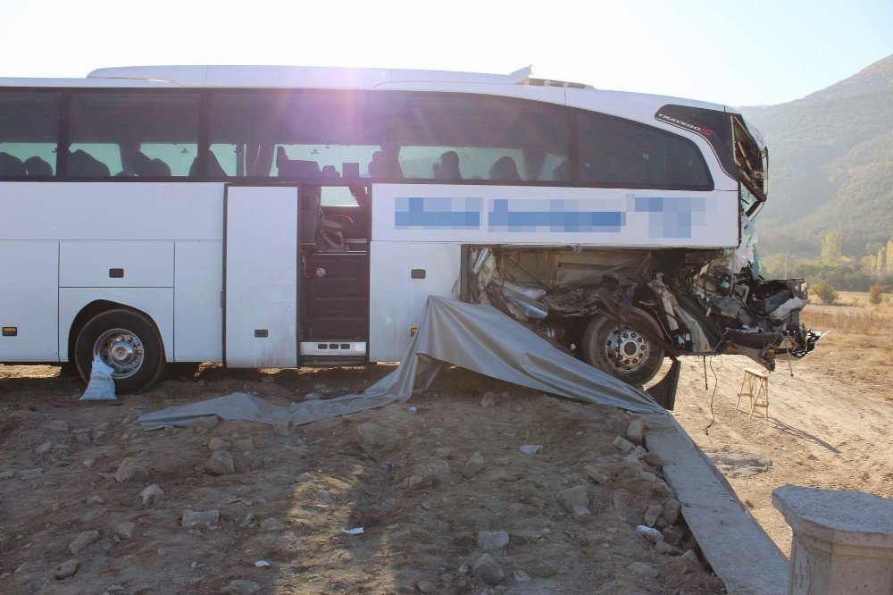 Yolcu otobüsü tıra arkadan çarptı: 1 ölü, 23 yaralı