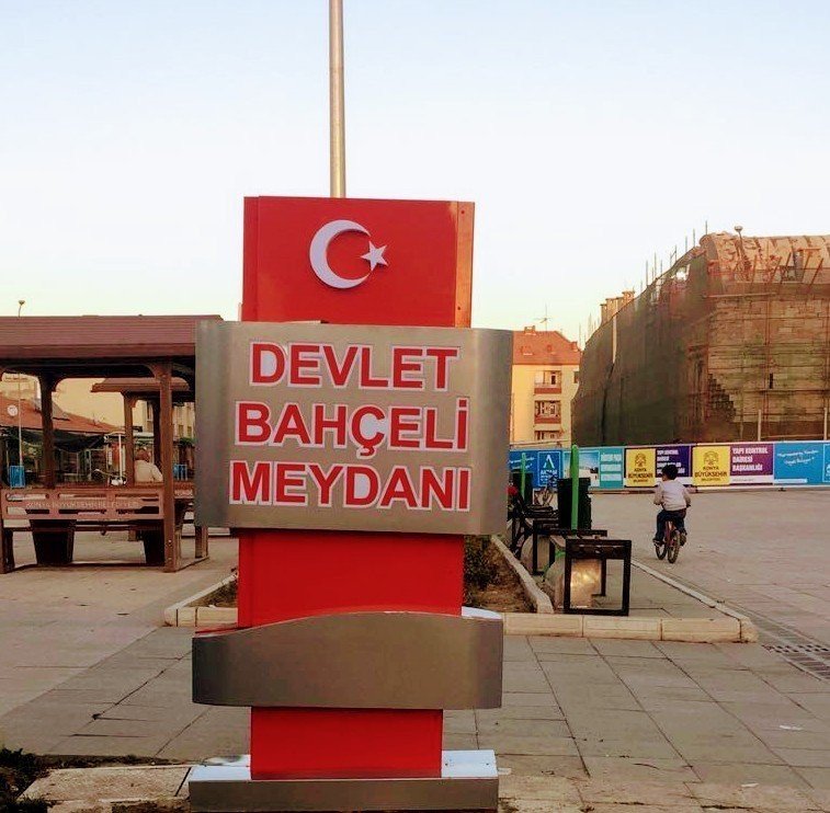 AK Partili belediye ’Devlet Bahçeli Meydanı’ tabelasını yeniledi