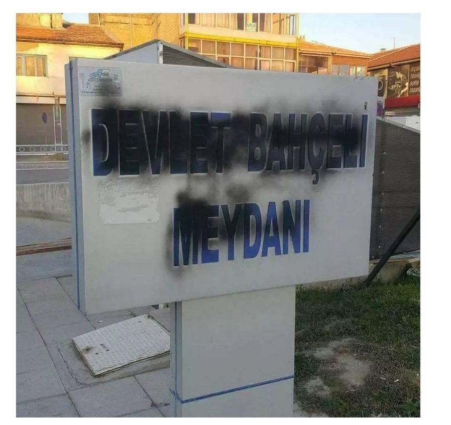 AK Partili belediye ’Devlet Bahçeli Meydanı’ tabelasını yeniledi