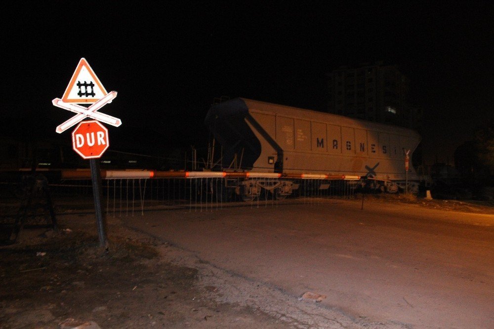 Karaman’da yük treninin vagonu raydan çıktı