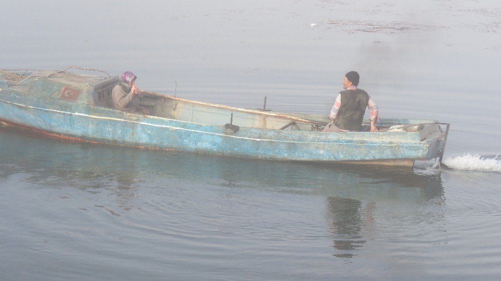 Beyşehir Gölü’nde balıkçılar sis altında avlanıyor