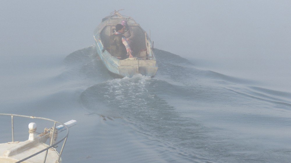 Beyşehir Gölü’nde balıkçılar sis altında avlanıyor