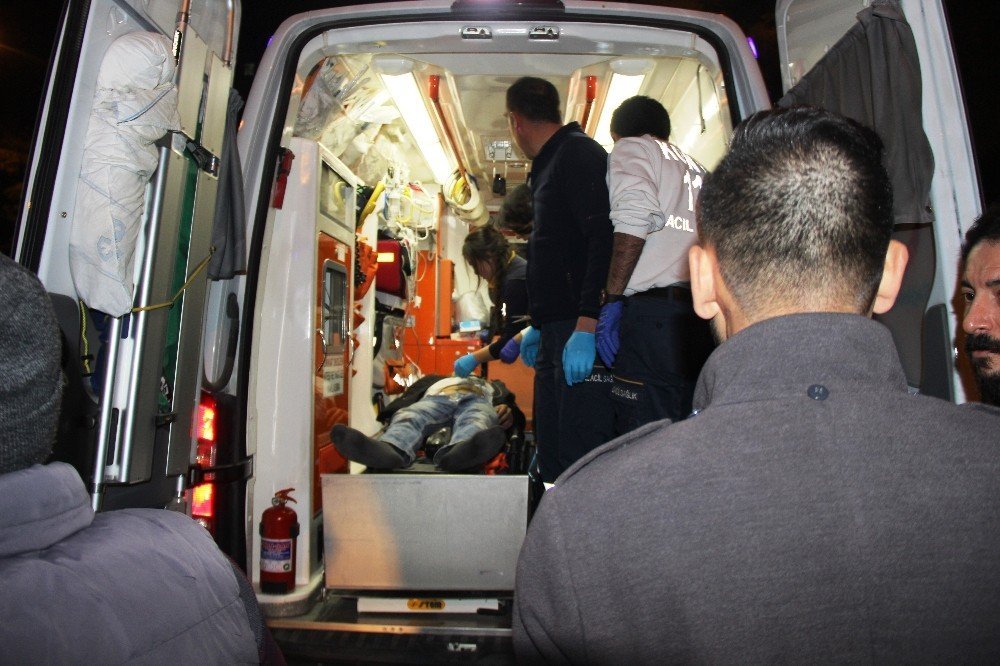 Konya'da otomobil kontrolden çıktı, tramvay yoluna girdi!