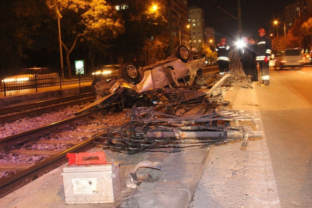 Konya'da otomobil kontrolden çıktı, tramvay yoluna girdi!