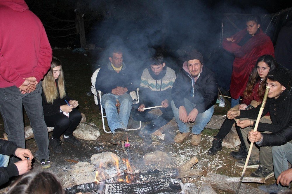 Beyşehir’de üniversite öğrencileri adada kamp yaptı