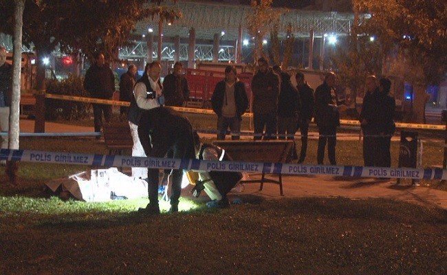 Parkta oturan bir kişi infaz edildi