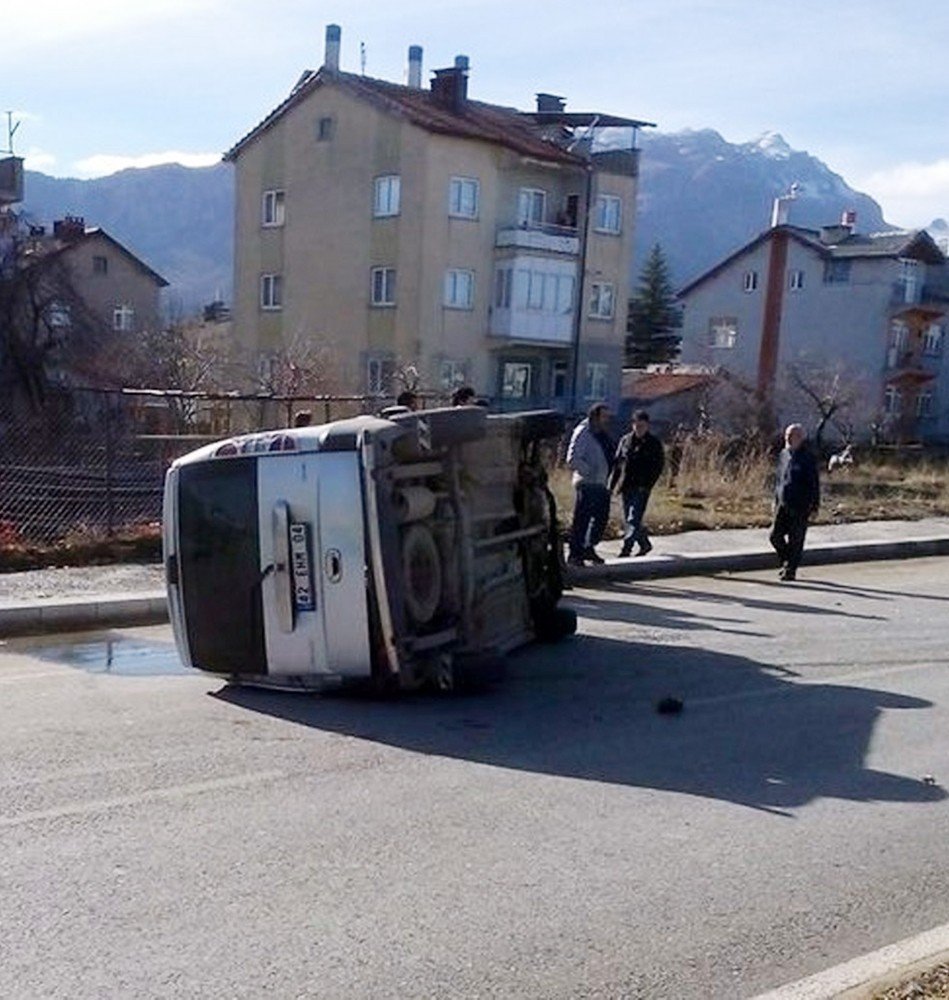 Konya'da traktör ile hafif ticari aracın kazası kamerada
