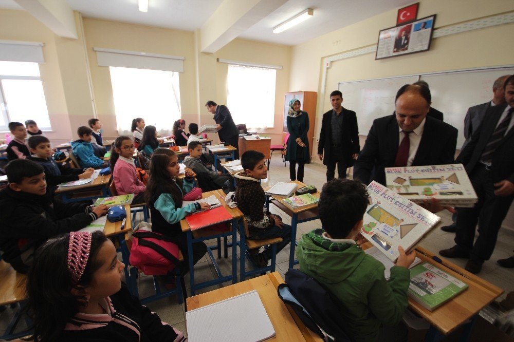 Beyşehir’de ilkokul öğrencilerine flüt eğitim seti hediyesi