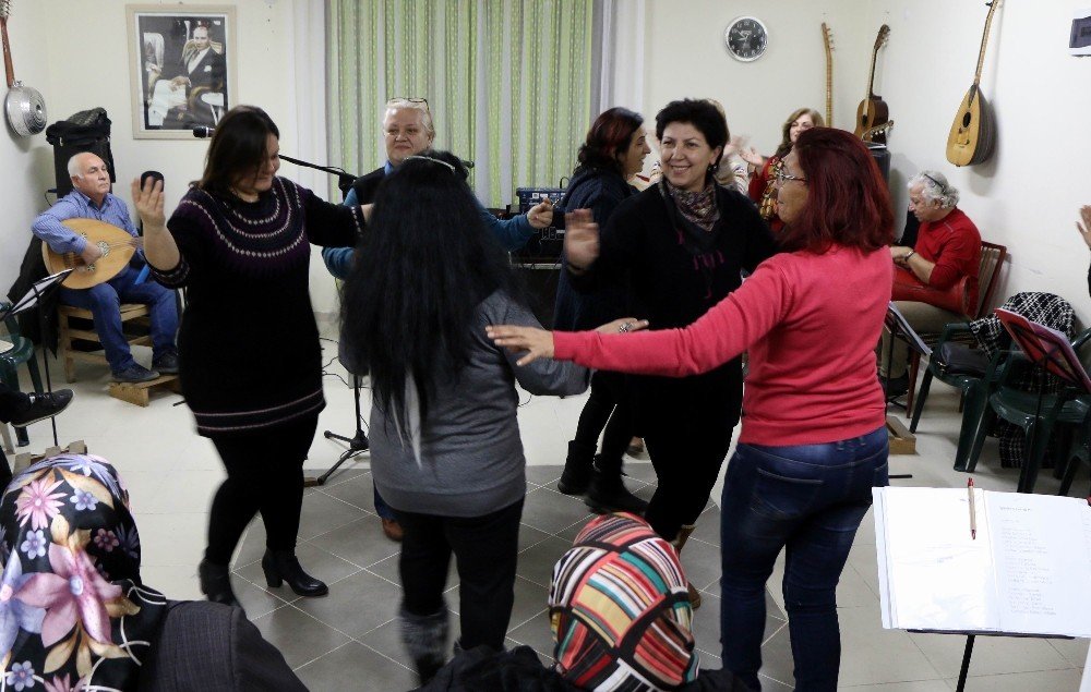 Türk Halk Müziği korosu konser hazırlığında