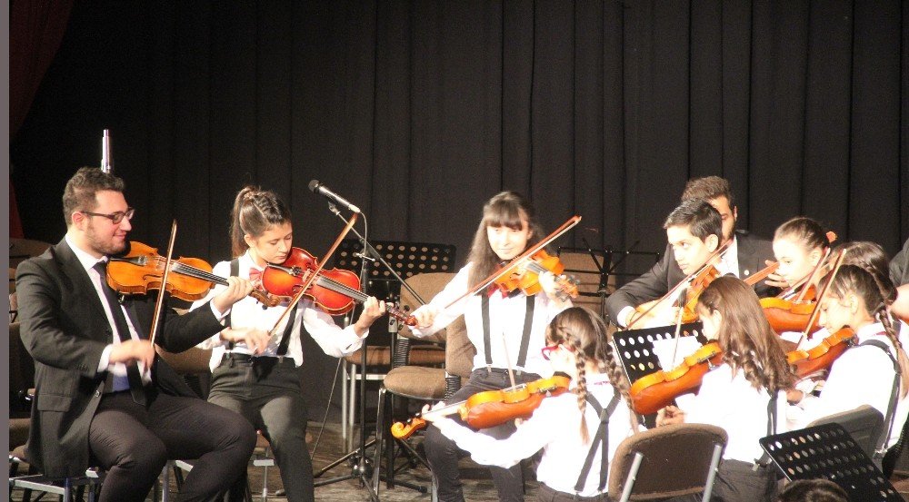 6 ayda enstrüman öğrenen çocuklardan muhteşem konser