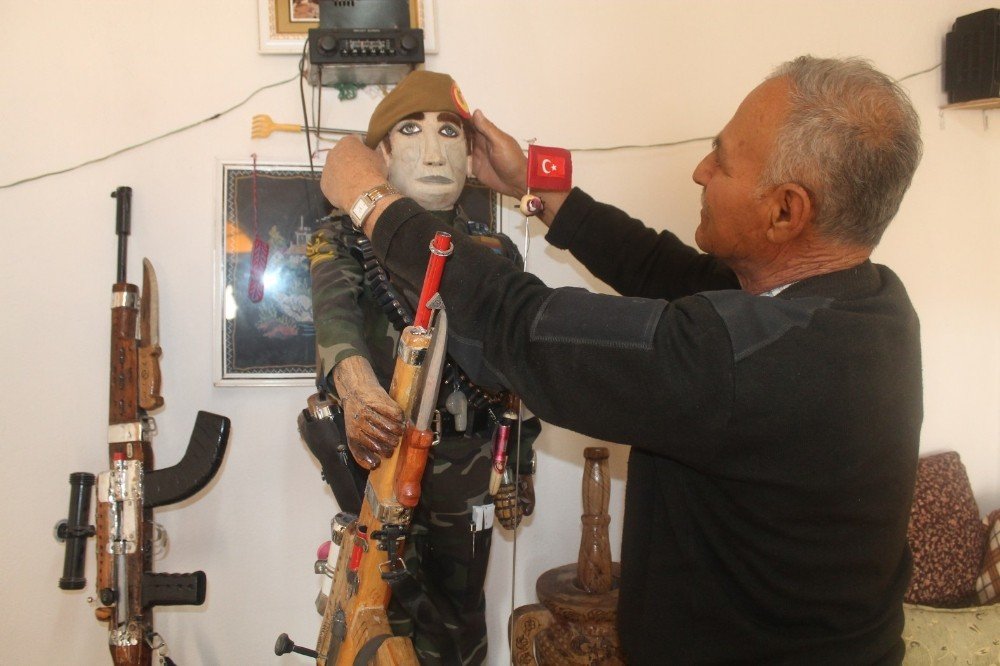 Emekli Memur ceviz ağacından Ömer Halisdemir heykeli yaptı